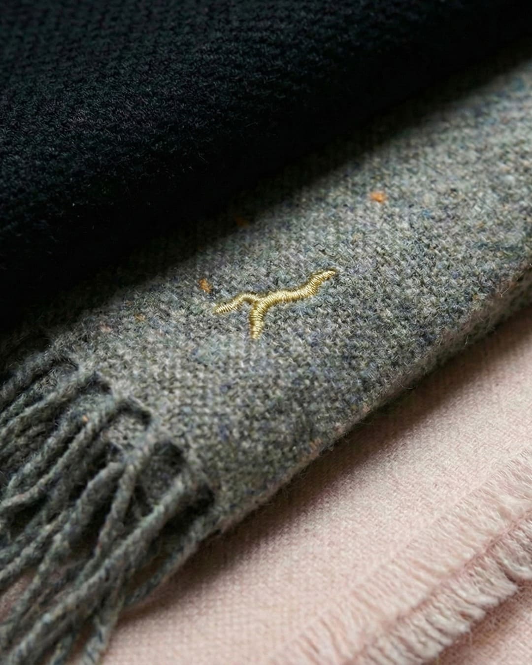 Sciarpe in cashmere e lana SILKinCOM con logo Lago di Como oro — dettaglio tessuto